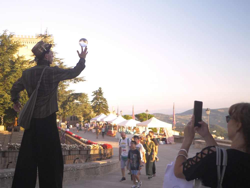 Trampolieri Steampunk in giro per le strade