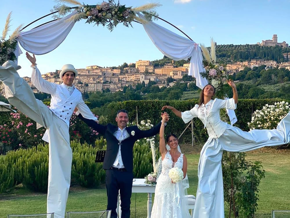 Trampolieri danzanti in bianco